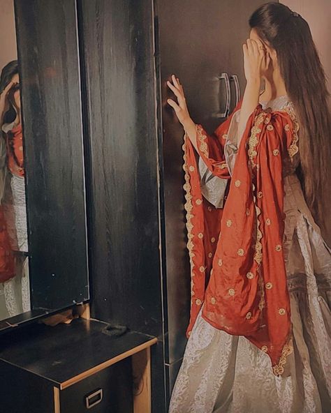 Aesthetic Hidden Face Girl Pic For Instagram