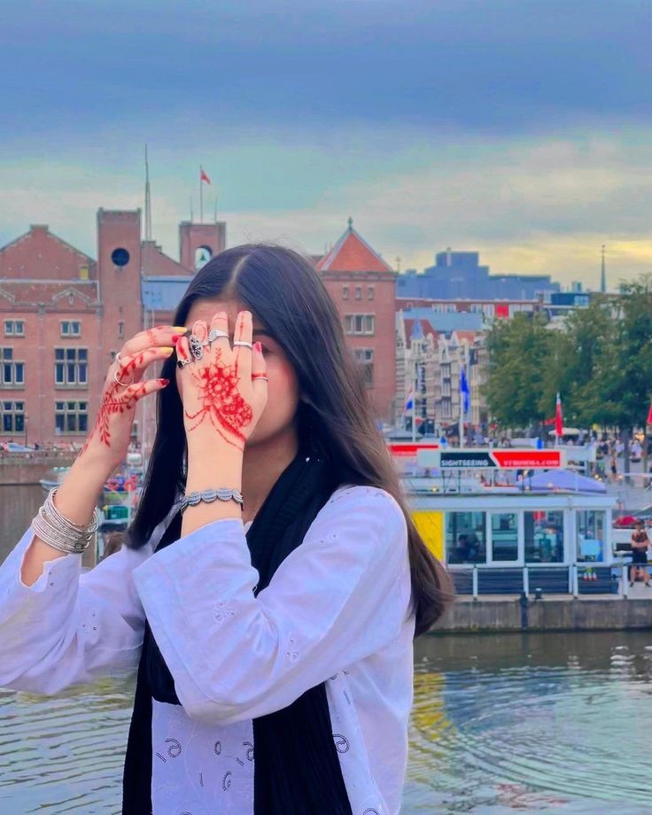 Aesthetic Hidden Face Girl Pic For Instagram