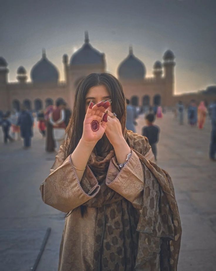 Aesthetic Hidden Face Girl Pic For Instagram