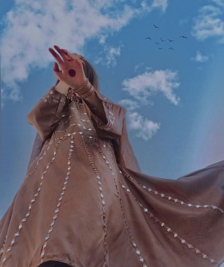 Aesthetic Hidden Face Girl Pic For Instagram