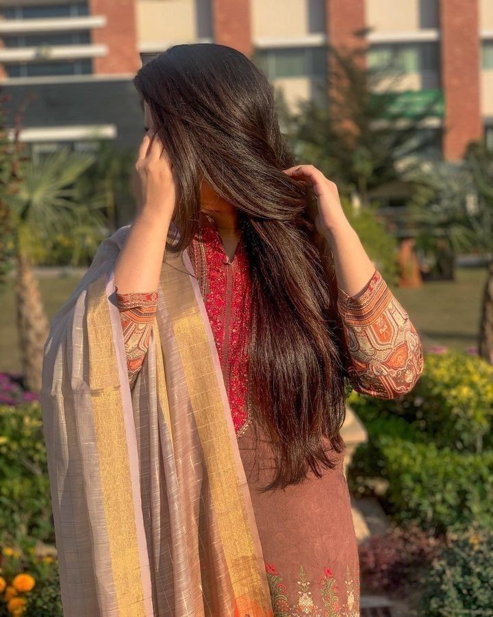 Aesthetic Hidden Face Girl Pic For Instagram