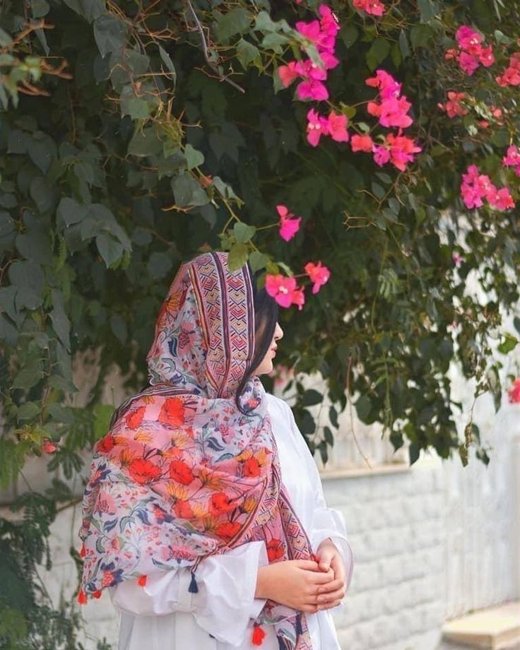 Aesthetic Hidden Face Girl Pic For Instagram